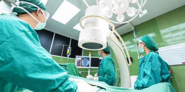 Femei chirurg din Marea Britanie susțin că au fost hărțuite sexual