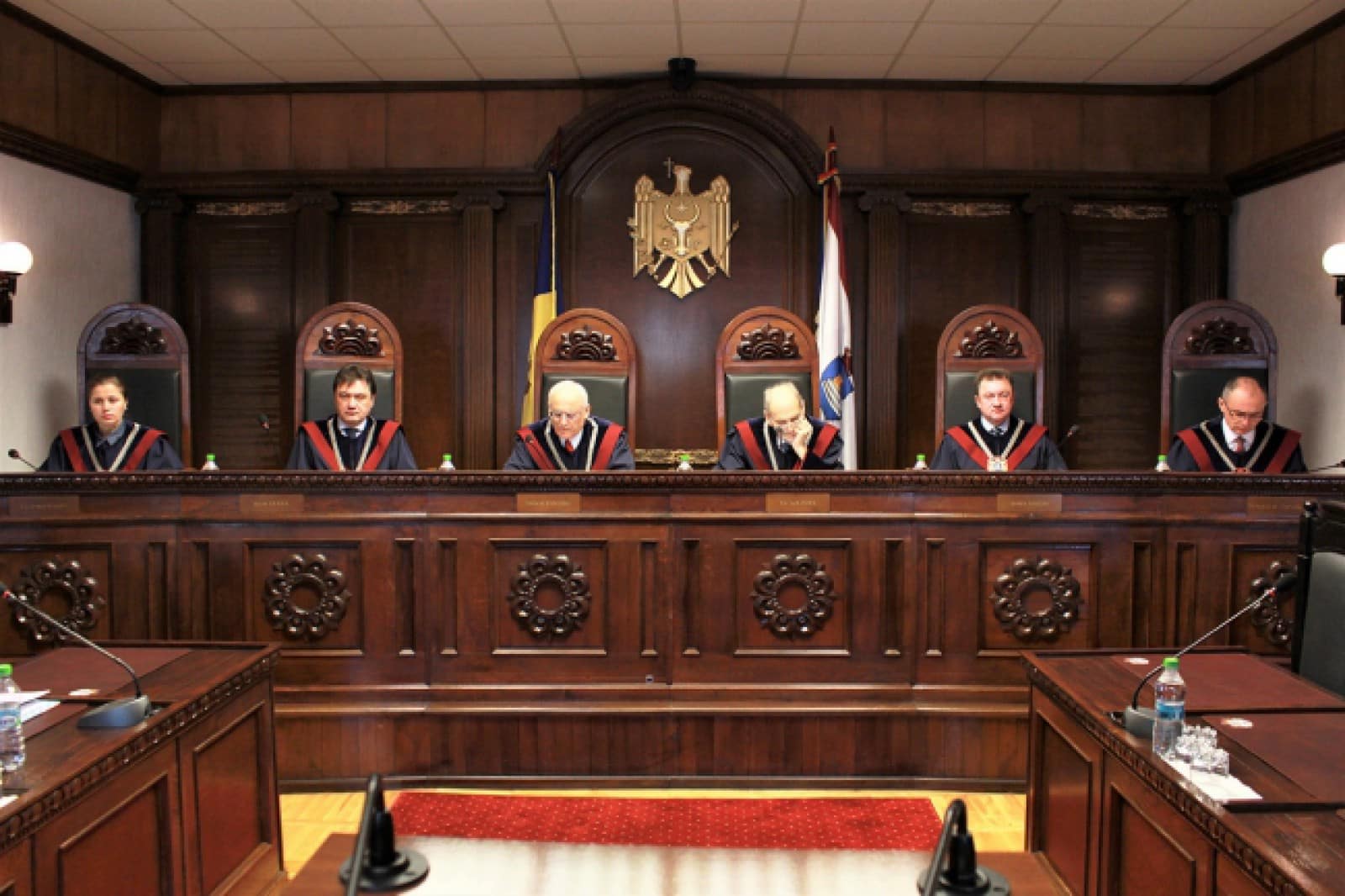 CCR a hotărât ca cei 843 de foști parlamentari să rămână cu pensiile speciale.