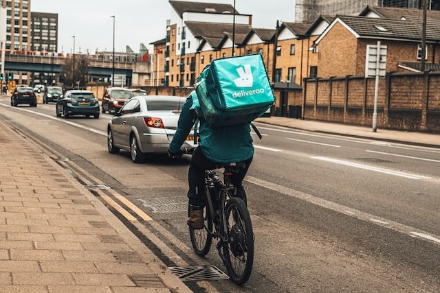 Delivery Hero vinde acțiunile de la rivalul Deliveroo cu o pierdere de 200 milioane de euro